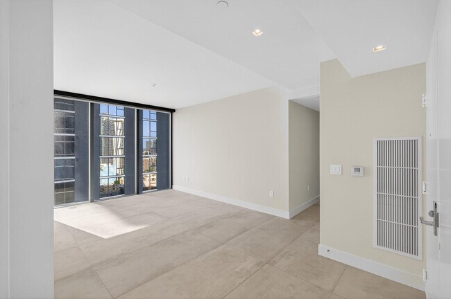 Building Photo - 700 NE 24th St