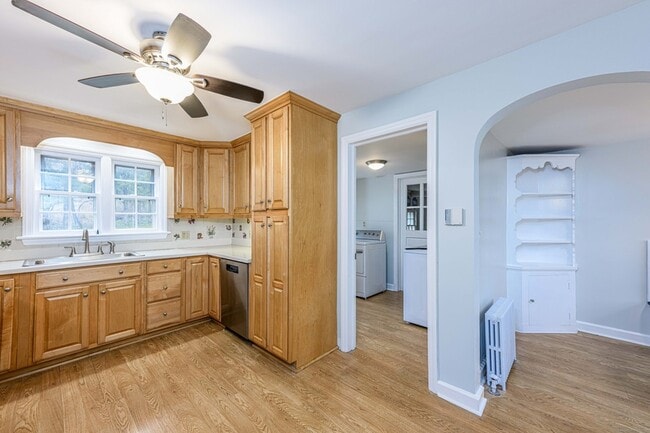 Building Photo - 1670 Hartford Tpke