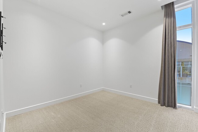 Building Photo - Stunning high rise unit in the affluent Ri...