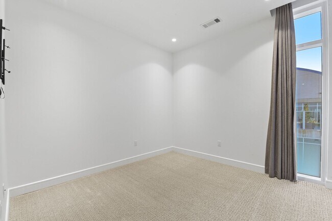 Building Photo - Stunning high rise unit in the affluent River Oaks District!