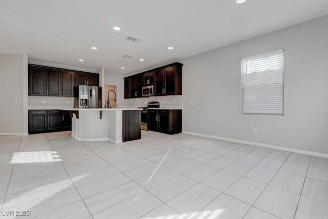 Building Photo - 12847 Slipknot St