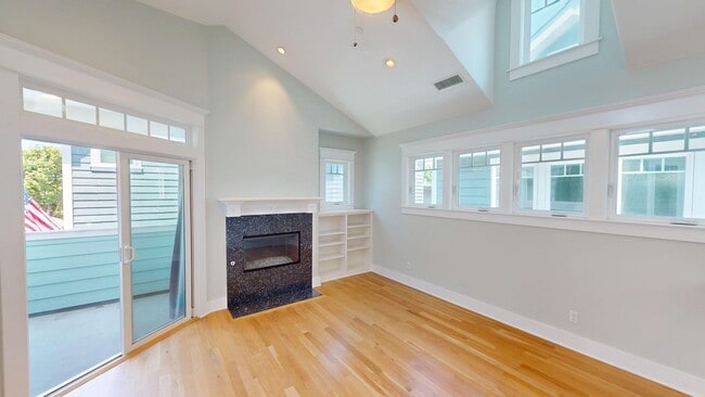Building Photo - Spacious 4 Bed and 3 Bath Home in Coronado...