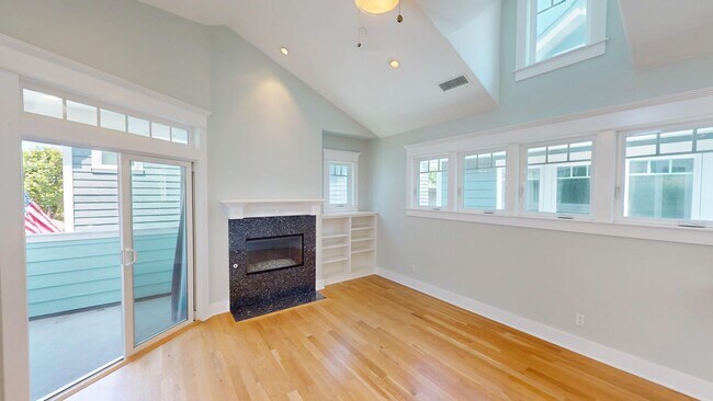 Building Photo - Spacious 4 Bed and 3 Bath Home in Coronado's Village