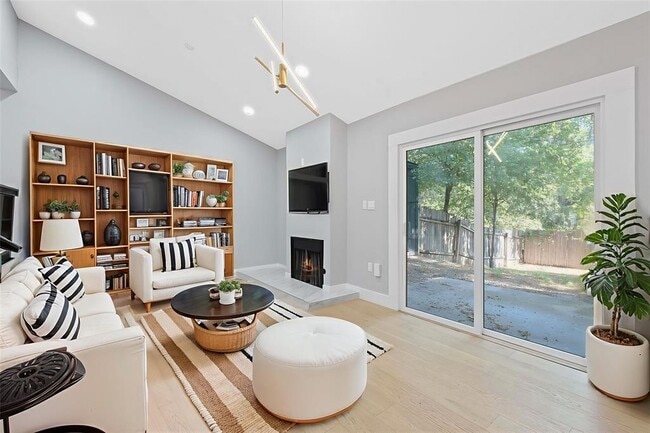 Building Photo - 1508 Rockdale Cir