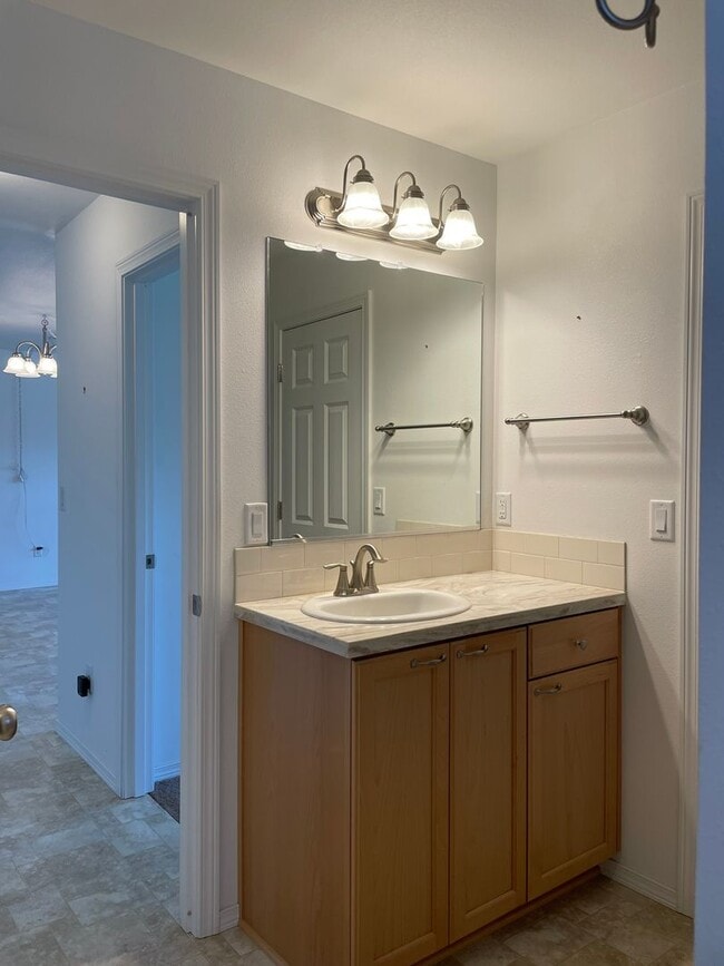 Building Photo - Beautiful 2 Bedroom 1.5 Bath 2 Story Home-...