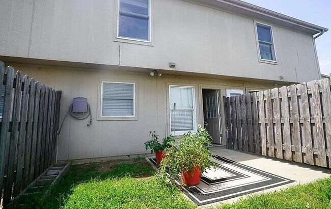 Building Photo - 853 E 167th Ct