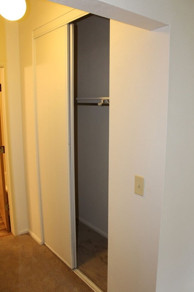 Building Photo - Wonderful 2 Bed Condo in Great Location