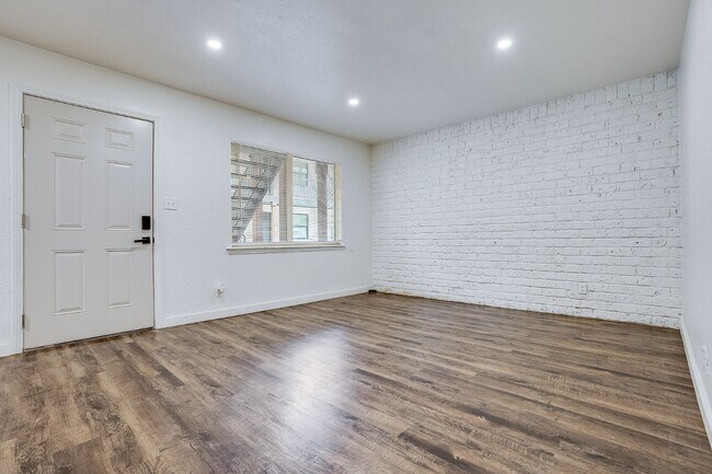 Building Photo - 1152 S Quaker Ave