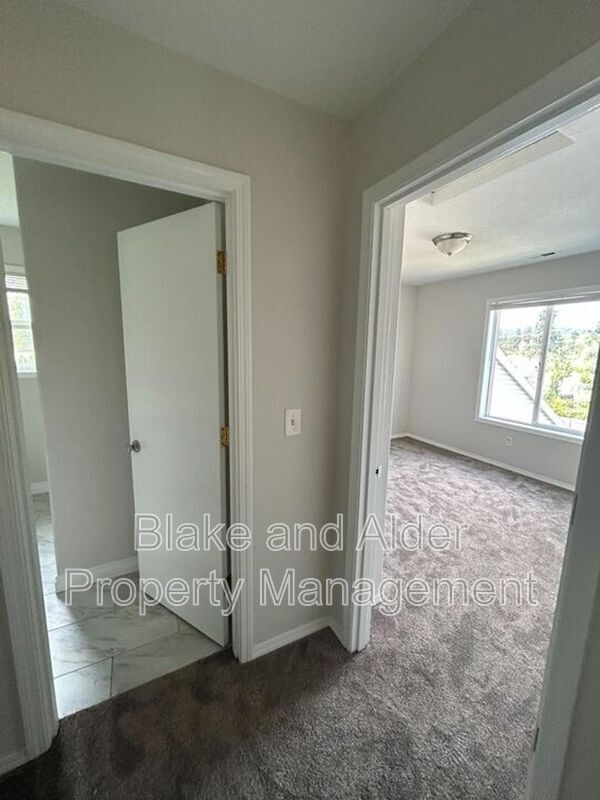Building Photo - 5609 SE 117th Ave