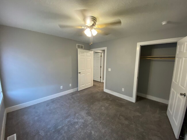 Building Photo - 3 Bedroom 3 Bath and lots of living space!...