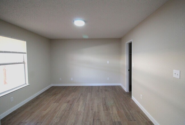 Building Photo - Beautiful Northeast Home -Utilities are a ...
