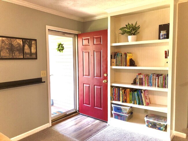 Building Photo - COMING SOON... Split-Level 3Bed/2Bath in H...