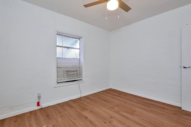 Building Photo - 713 10th Ave N