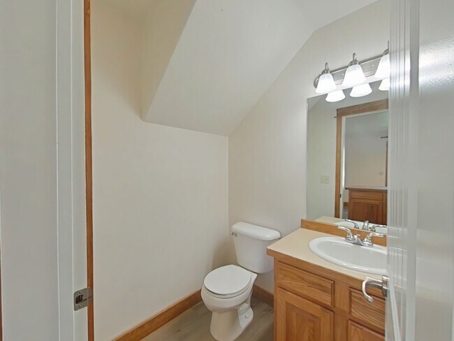 Building Photo - Beautiful 3 bedroom, 2 1/2 bathroom, townhouse with attached garage!