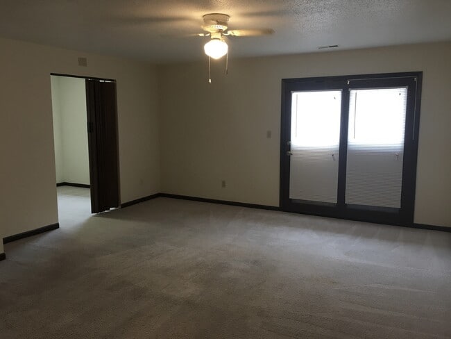 Building Photo - 2 Bedroom Condo Next to East Broadway Shopping