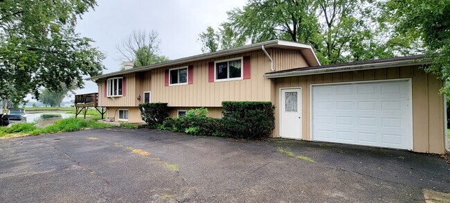 Building Photo - 41511 N Country Club Dr