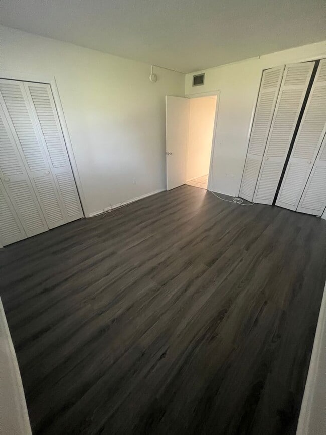 Building Photo - Cute Condo in Greenbriar