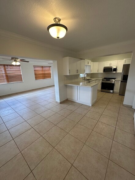 Open and ample - 403 SW 78th Pl