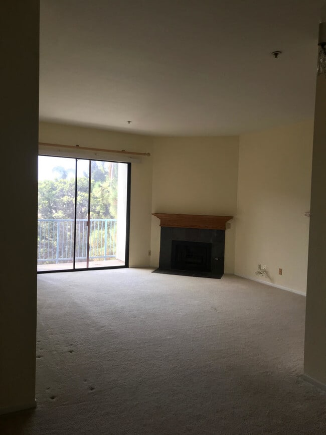 Building Photo - Large 2 bedroom 2 bath Condo