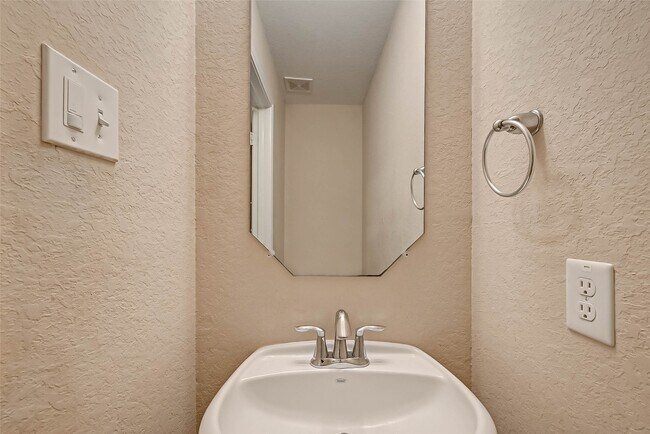 Building Photo - 6402 Black Bamboo Ln