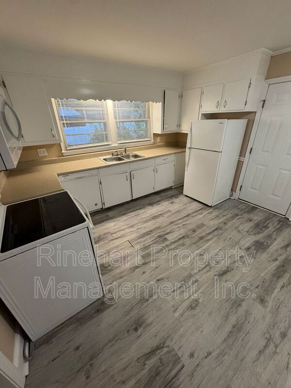 Building Photo - 1042 Westover Cir