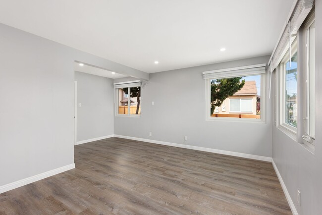 Building Photo - Spacious & Stunning: Fully Remodeled 3-Bed...