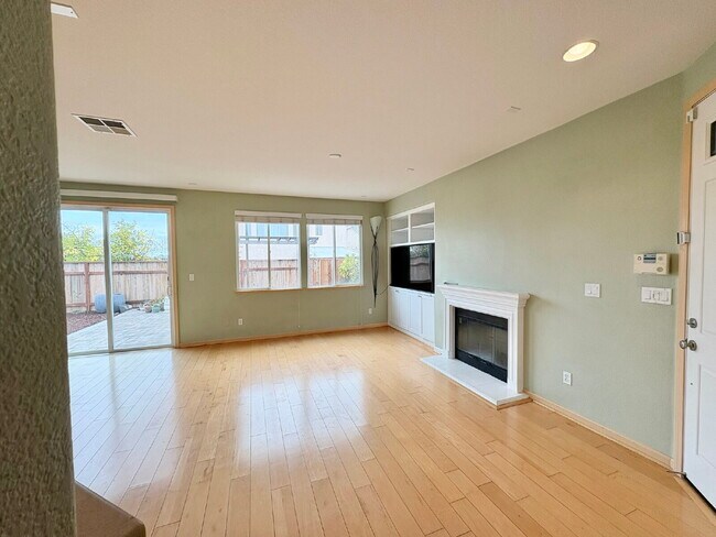 Building Photo - 50% off your first month’s rent move-in special! Spacious 4BR / 2.5BA Home in Pittsburg