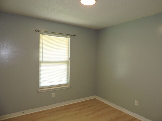 Building Photo - Easy access to Whiting Field!