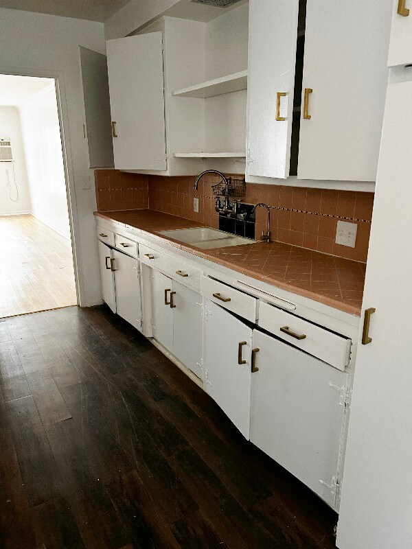 Building Photo - 1850 La Brea Ave