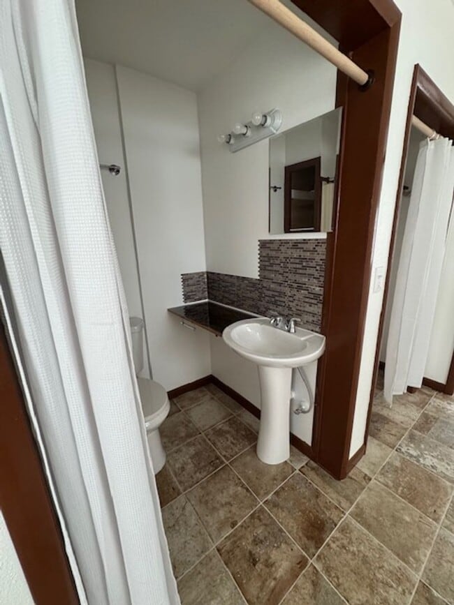 Building Photo - Cozy updated 1 bedroom with washer and dryer