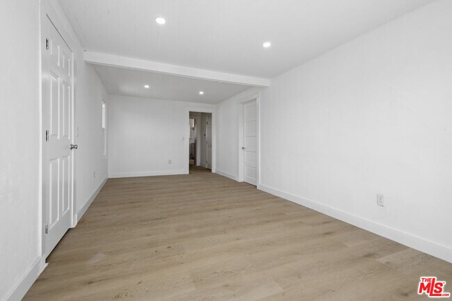 Building Photo - 934 S Mott St