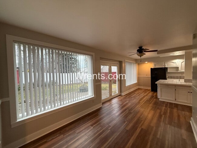 Building Photo - Beautiful 3 bed 2 bath updated home! Half off first months rent!