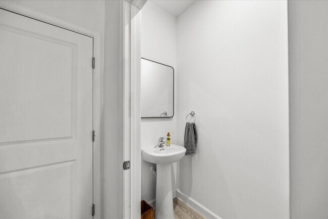 Building Photo - 14042 SW Thorens Dr