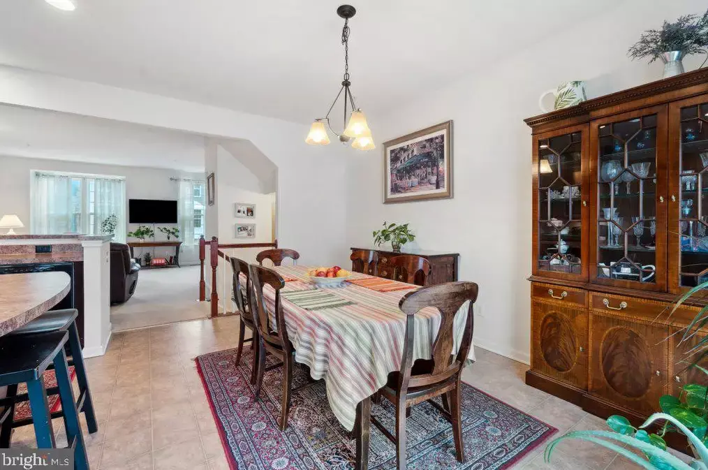 Kitchen & dining - 1280 Rannoch Ln