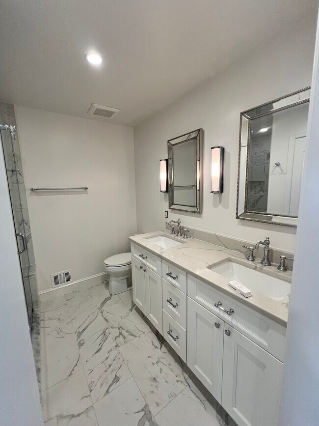 master bathroom - 1721 Kingsgate Ct