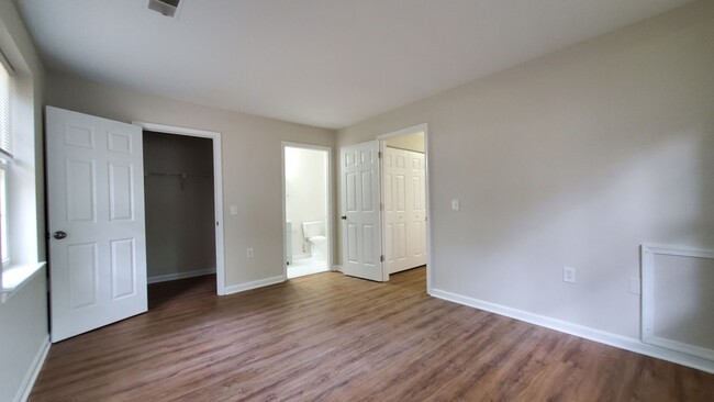 Building Photo - Beautifully Renovated 2 Bedroom, 2 Full Ba...