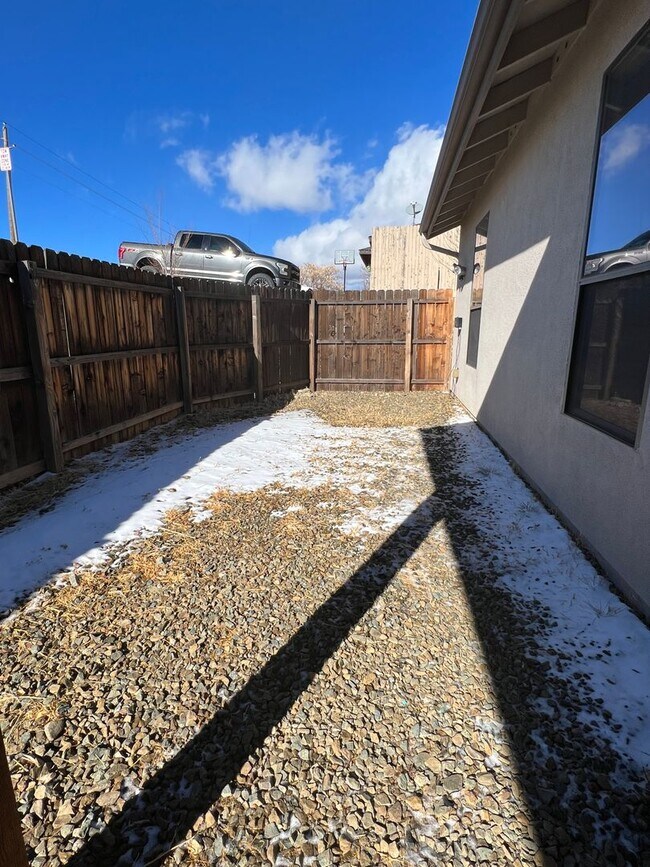 Building Photo - Charming , Single story 3 Bedroom , 2 Bath Home!