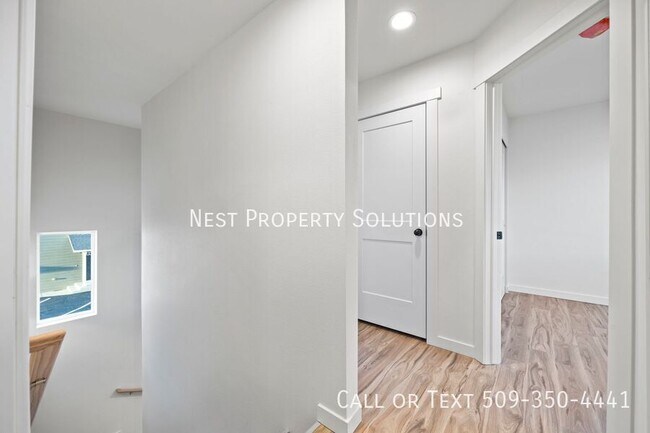 Building Photo - 215 W 1st St