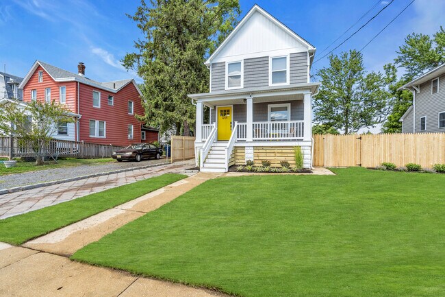 Building Photo - 1205 7th Ave