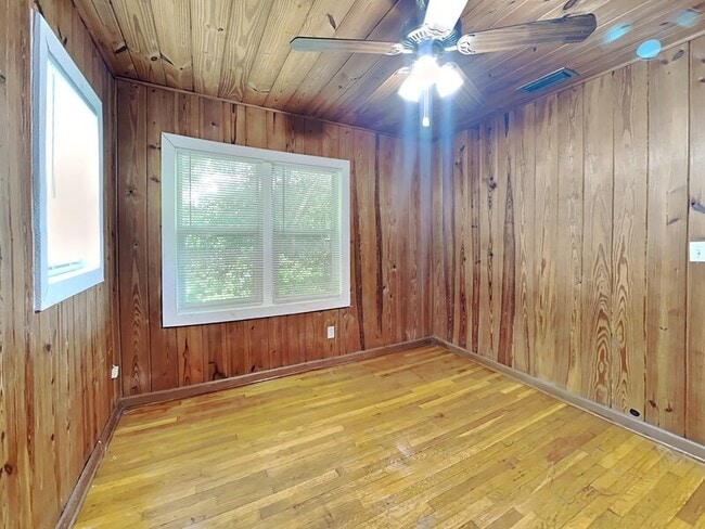 Building Photo - 1740 N Shore Terrace