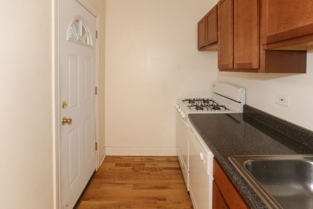 Building Photo - 633 W Cornelia Ave