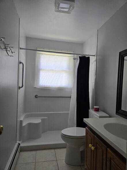 Building Photo - 384 Huse Rd