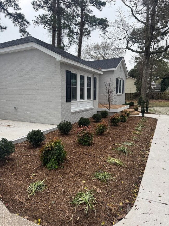 Building Photo - Spectacular Renovation!