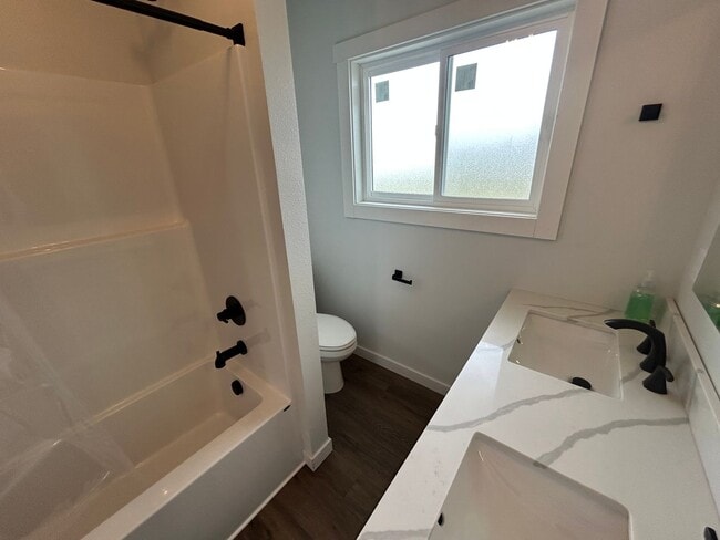 Building Photo - Fully Remodeled Five Bedroom House for Rent!