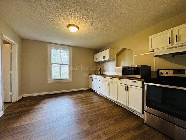 Building Photo - 2208 Duncan Ave