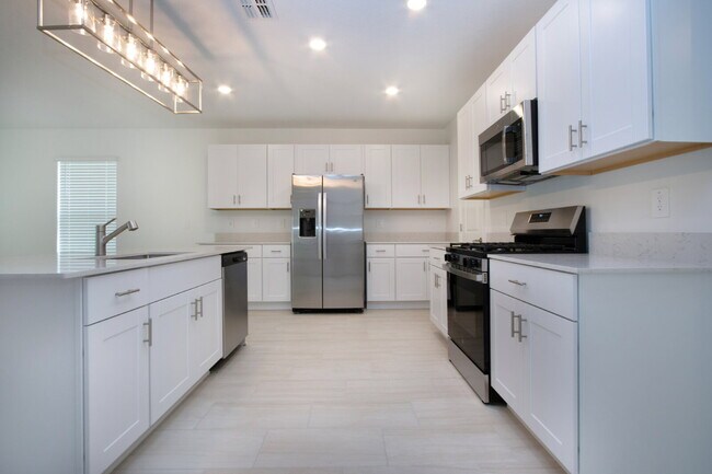 Building Photo - Lakeside Luxury in Parrish - 5 Bedroom BRAND NEW HOME