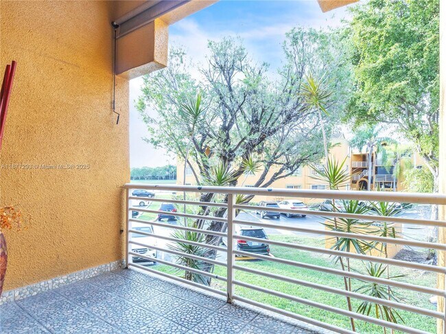Building Photo - 9725 Fontainebleau Blvd