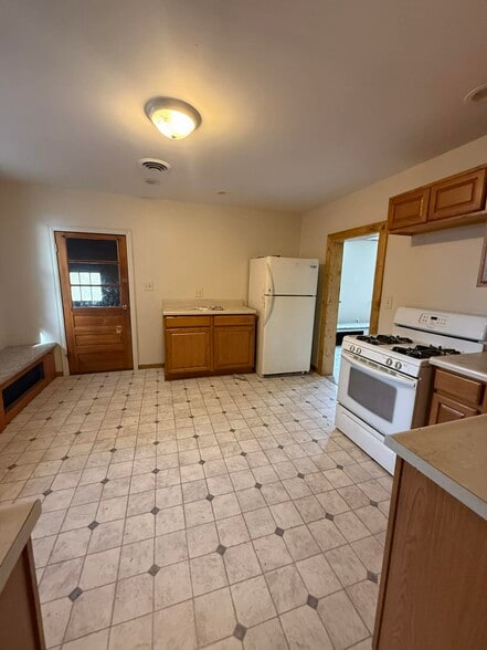 Building Photo - 200 5th Ave