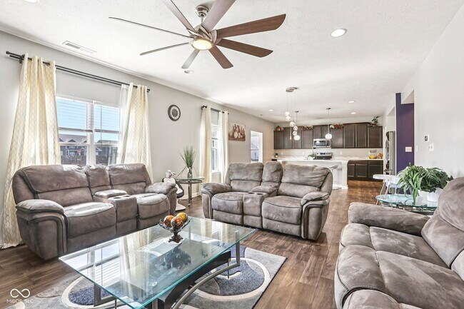 Building Photo - 6673 Laurelwood Dr