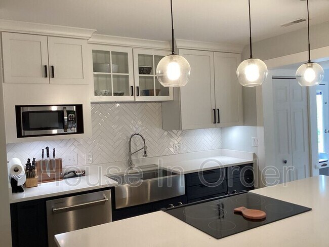 Building Photo - 23 Moore Ave